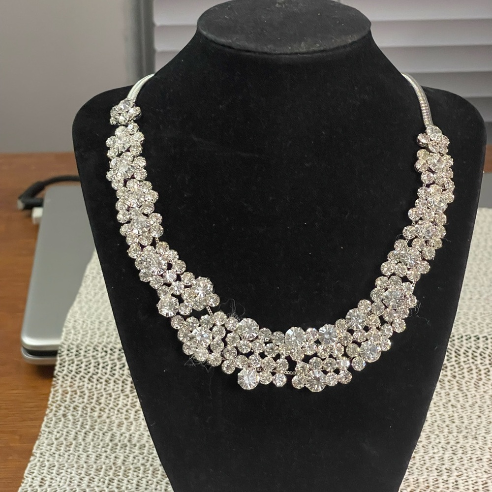 Forever 21 beautiful crystal Necklace 18” , like new